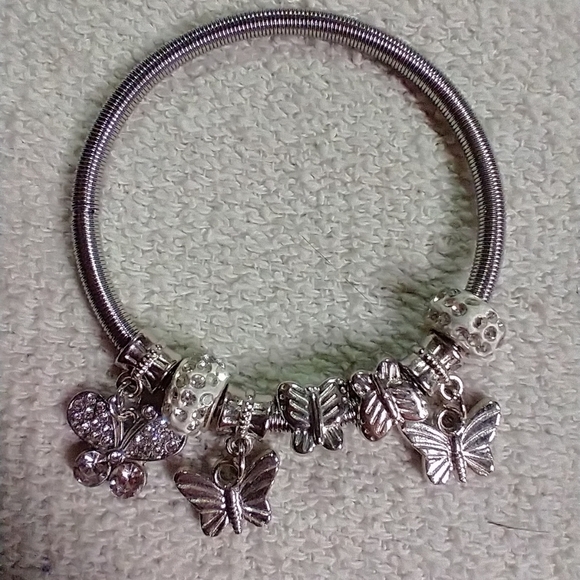Silvertone butterfly 🦋 white 🤍 🐻‍❄️ crystal 🔮  beaded charm bracelet spring - Picture 1 of 4